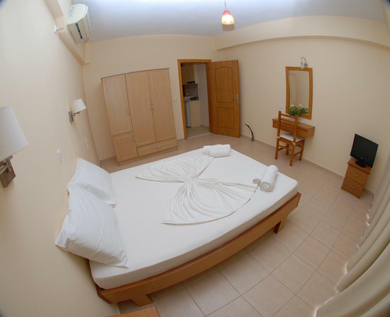 Nikos Hotel And Apartments ซารานเดอ ภายนอก รูปภาพ